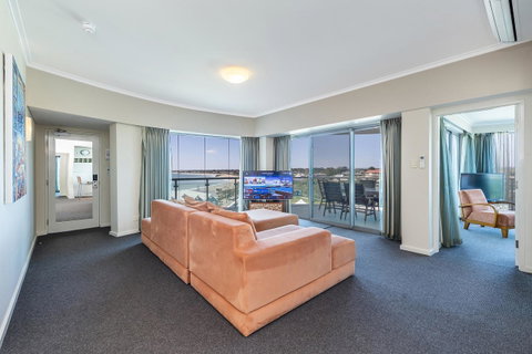 A 406 FANTASTIC OCEAN BEACH And MARINA VIEW APT - MANDURAH - Lightning Ridge Tourism 0