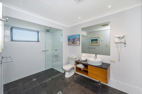 A 406 FANTASTIC OCEAN BEACH And MARINA VIEW APT - MANDURAH - Lightning Ridge Tourism 16