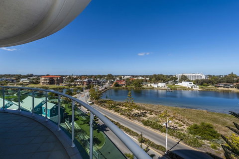 A 406 FANTASTIC OCEAN BEACH And MARINA VIEW APT - MANDURAH - Lightning Ridge Tourism 11
