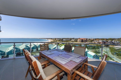 A 406 FANTASTIC OCEAN BEACH And MARINA VIEW APT - MANDURAH - Lightning Ridge Tourism 4