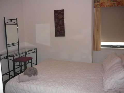 Dragonfly Apartment On Regal - Lightning Ridge Tourism 12