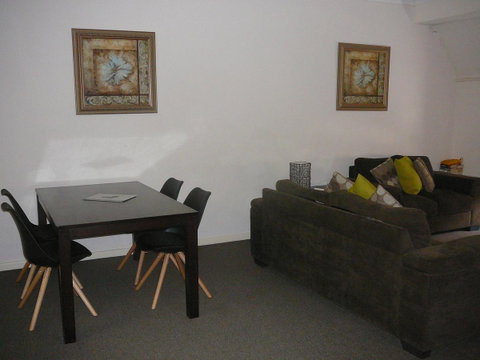 Dragonfly Apartment On Regal - Lightning Ridge Tourism 6