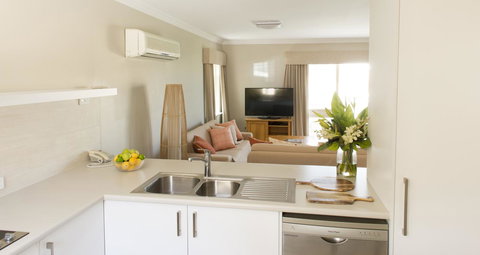 The Marina Hotel - Mindarie - Lightning Ridge Tourism 24