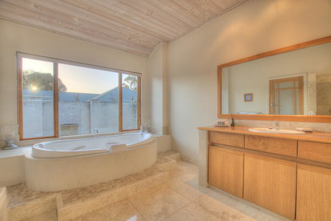 Moana Spa Villas - Prime Yallingup Location - Lightning Ridge Tourism 17