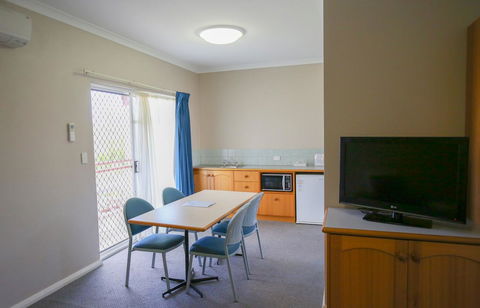 Esplanade Hotel Busselton - Lightning Ridge Tourism 20