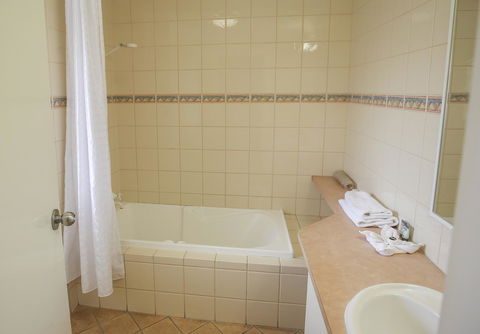 Esplanade Hotel Busselton - Lightning Ridge Tourism 37