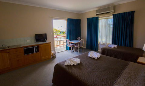 Esplanade Hotel Busselton - Lightning Ridge Tourism 15