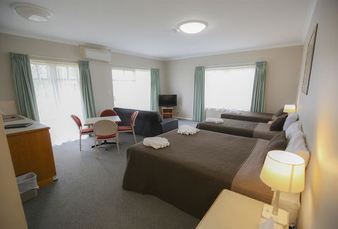 Esplanade Hotel Busselton - Lightning Ridge Tourism 35