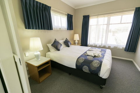 Esplanade Hotel Busselton - Lightning Ridge Tourism 1