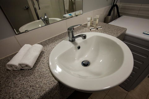 Beadon Bay Hotel - Lightning Ridge Tourism 10
