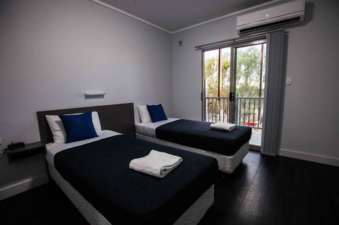 Beadon Bay Hotel - Lightning Ridge Tourism 6