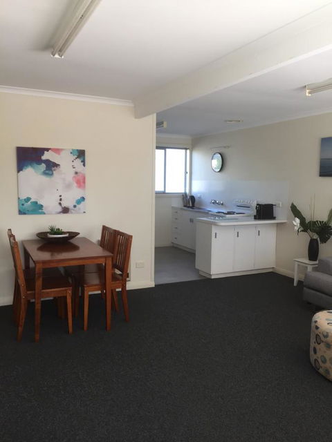Old Pier Apartments - Lightning Ridge Tourism 1