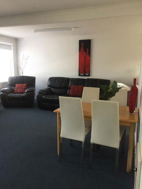 Old Pier Apartments - Lightning Ridge Tourism 11
