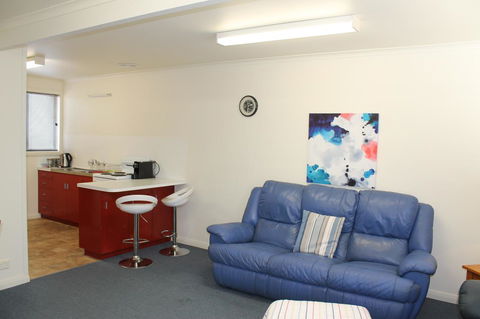 Old Pier Apartments - Lightning Ridge Tourism 8