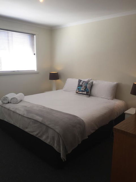 Old Pier Apartments - Lightning Ridge Tourism 9