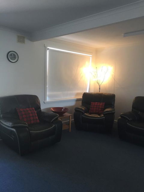 Old Pier Apartments - Lightning Ridge Tourism 12