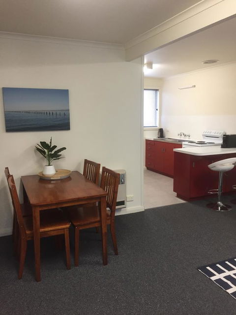 Old Pier Apartments - Lightning Ridge Tourism 5