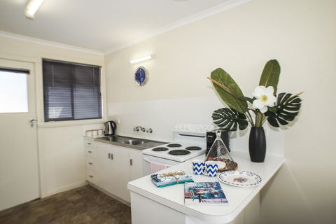 Old Pier Apartments - Lightning Ridge Tourism 13