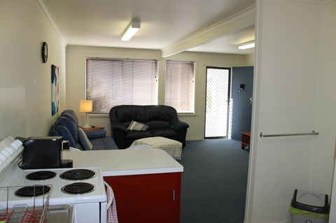 Old Pier Apartments - Lightning Ridge Tourism 6