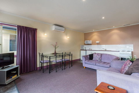 Smugglers Rest Apartments Dover - Lightning Ridge Tourism 9