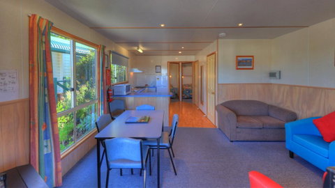Bicheno Cabin Park - Lightning Ridge Tourism 9