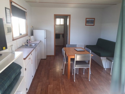 Bicheno Cabin Park - Lightning Ridge Tourism 29