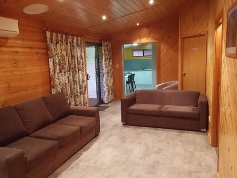 Bicheno Cabin Park - Lightning Ridge Tourism 11