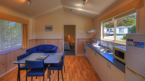 Bicheno Cabin Park - Lightning Ridge Tourism 15