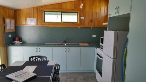 Bicheno Cabin Park - Lightning Ridge Tourism 23