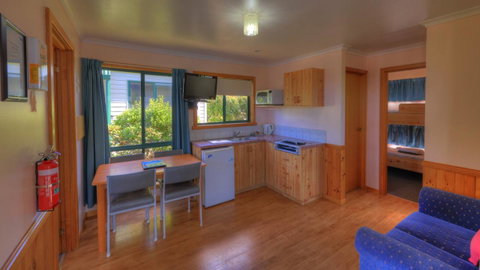 Bicheno Cabin Park - Lightning Ridge Tourism 36