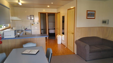 Bicheno Cabin Park - Lightning Ridge Tourism 2