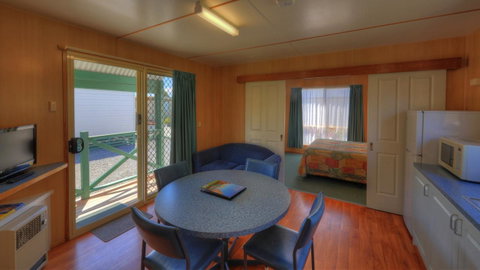 Bicheno Cabin Park - Lightning Ridge Tourism 19