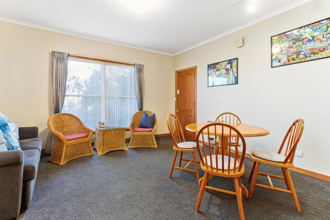 Anabel\'s Of Scottsdale - Lightning Ridge Tourism 17