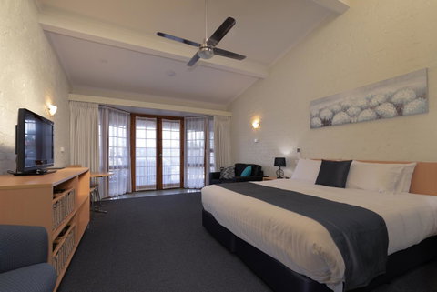 Barclay Motor Inn - Lightning Ridge Tourism 1