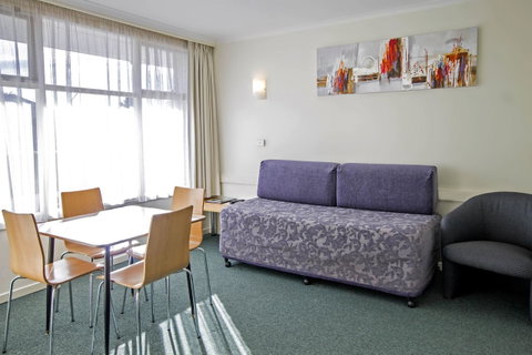 Barclay Motor Inn - Lightning Ridge Tourism 25