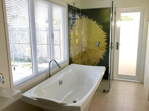 Richmond Bridge Accommodation â€œTwo The Bridgeâ€ - Lightning Ridge Tourism 3