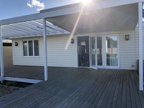 Richmond Bridge Accommodation â€œTwo The Bridgeâ€ - Lightning Ridge Tourism 10