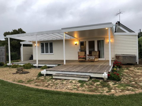 Richmond Bridge Accommodation â€œTwo The Bridgeâ€ - Lightning Ridge Tourism 1