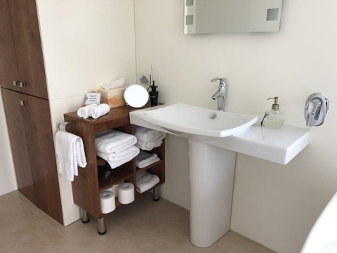 Richmond Bridge Accommodation â€œTwo The Bridgeâ€ - Lightning Ridge Tourism 14