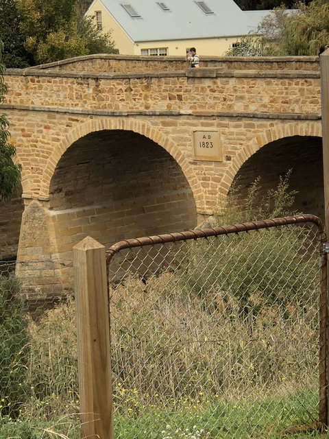 Richmond Bridge Accommodation â€œTwo The Bridgeâ€ - Lightning Ridge Tourism 32