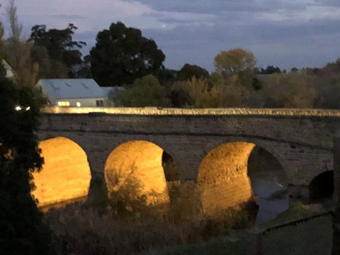 Richmond Bridge Accommodation â€œTwo The Bridgeâ€ - Lightning Ridge Tourism 31