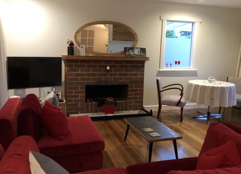 Richmond Bridge Accommodation â€œTwo The Bridgeâ€ - Lightning Ridge Tourism 5