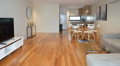 Kangaroo Bay Apartments - Lightning Ridge Tourism 10