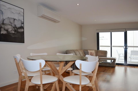 Kangaroo Bay Apartments - Lightning Ridge Tourism 9