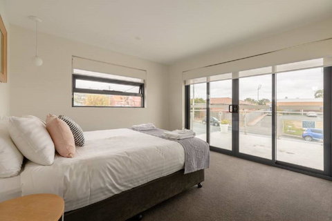 Kangaroo Bay Apartments - Lightning Ridge Tourism 28