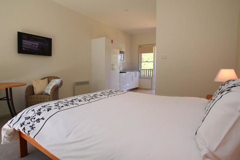Richmond Coachmans Rest - Lightning Ridge Tourism 13