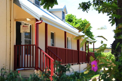 Richmond Coachmans Rest - Lightning Ridge Tourism 0