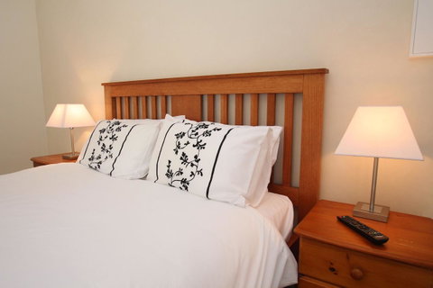 Richmond Coachmans Rest - Lightning Ridge Tourism 12