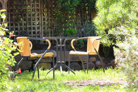 Richmond Coachmans Rest - Lightning Ridge Tourism 11