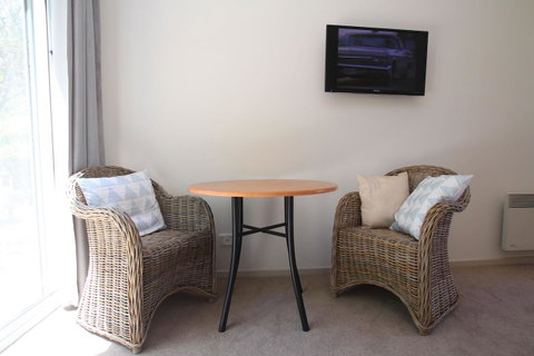 Richmond Coachmans Rest - Lightning Ridge Tourism 15